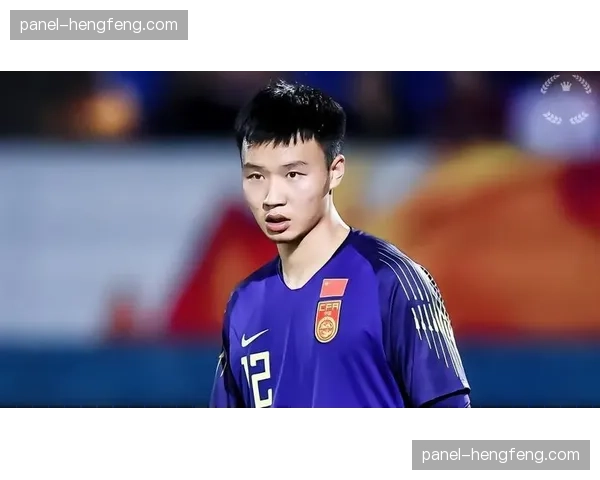 张好最后冲刺阶段立骑摇车，以一个车身优势力压乌兹别克斯坦选手