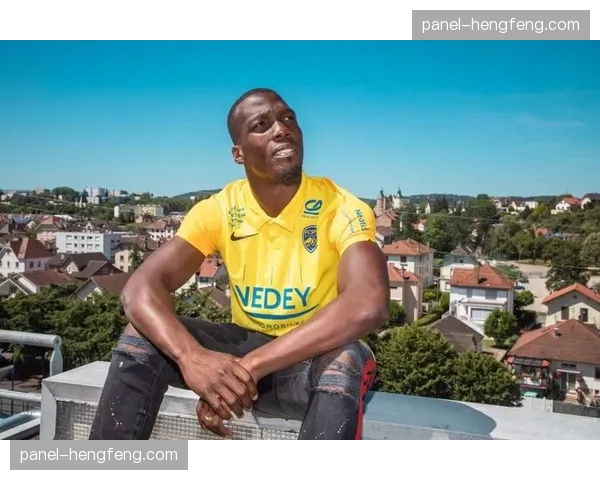 罗马俱乐部发布2026-27赛季复古球衣，致敬90年代设计