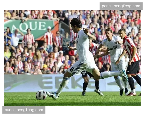 半场战报:毕尔巴鄂竞技左路连续冲击,已尝试9次传中。 半场战报:毕尔巴鄂竞技左路连续冲击,已尝试9次传中。