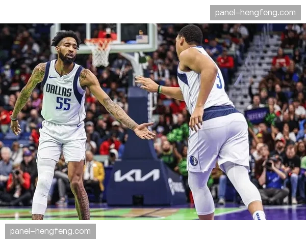 镜头捕捉：鹈鹕队防守沟通失误，琼斯与阿尔瓦拉多因区域转换发生短暂争执